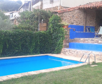 Piscina al aire libre situada en el jardín de las Casas en Batuecas Villanueva del Conde