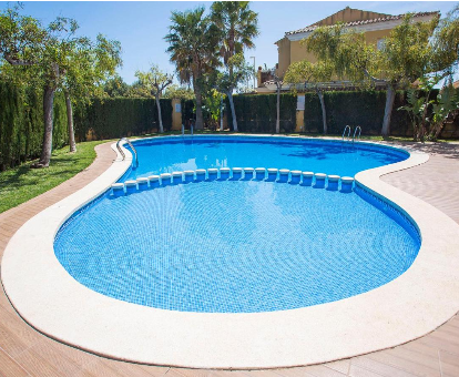 Piscina exterior con área para adultos y niños Casa Holiday Home Bellamar Alcossebre