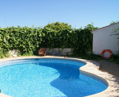 Piscina al aire libre semi ovalada de las Villas Benicadims en Beniarbeig