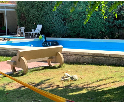Piscina al aire libre con trampolín de la Villa Bernarda en Viana de Cega