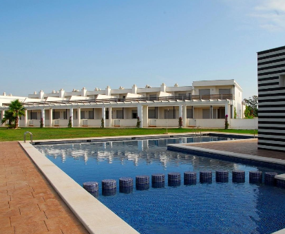 Piscina exterior amplia ubicada frente a las habitaciones del chalet Birds&Nature L'Eucaliptus