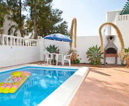 Piscina al aire libre ubicada muy cerca de la zona barbacoa. Villas Bocaina Beach en Puerto del Carmen