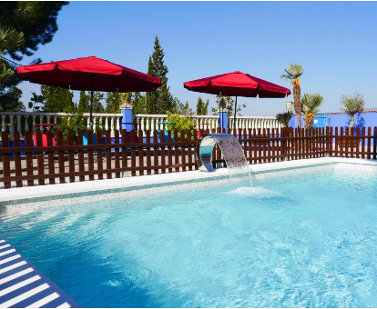 Piscina exterior con fuente del Hotel Restaurant El Bosc en Banyeres del Panedes