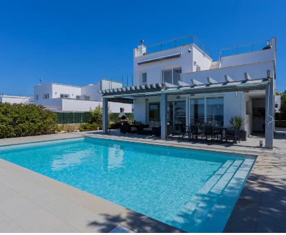 Piscina al aire libre de la Villa Brisas Son Bou