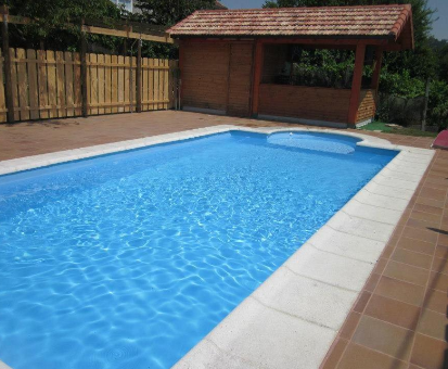 Piscina al aire libre ubicada en el patio trasero de la Casa Brues