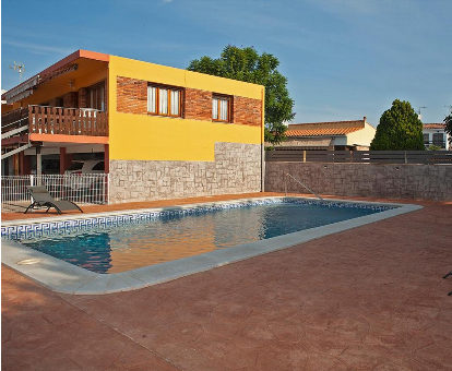 Piscina rectangular al aire libre de la casa Bungalows Pascual en Vinarós