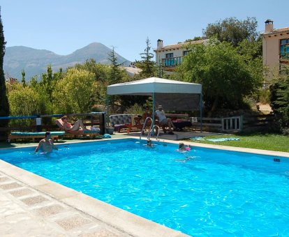 Piscina al intemperie con hermosa vista a las montañas en las Cabañas Imagina Torres 