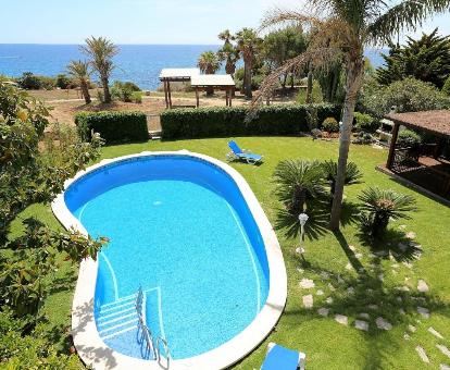 Piscina al aire libre con vista a la playa en la Villa Cala Vidre Les tres Cales