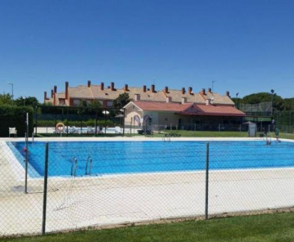 Amplia piscina exterior olímpica de la casa 6 Calle las Tuerces Aldeamayor de San Martín