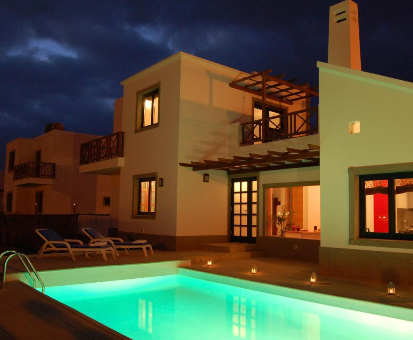 Piscina iluminada al aire libre de la Villas Camelot en Playa Blanca