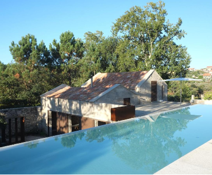 Fabulosa piscina al aire libre con vista al pueblo y al valle de Hio en Camino de playa villa  Hio