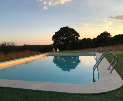 Piscina ubicada al intemperie con hermosa vista hacia la sabana. Campanarios de Azaba en Espeja