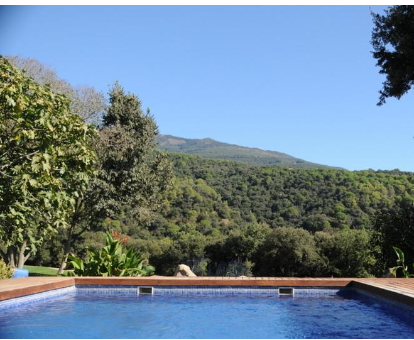 Picina al aire libre con hermosa vista a las montañas del Hotel Rural Can Vila Sant Esteve de Palautordera