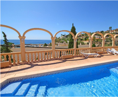 Preciosa piscina familiar con vistas al pueblo y al mar de la casa Bungalows Canuta Baja