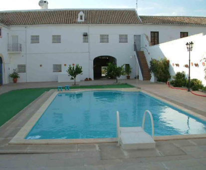 Piscina al aire libre con trampolín de la Hacienda Capricho Andaluz en Aguilar 