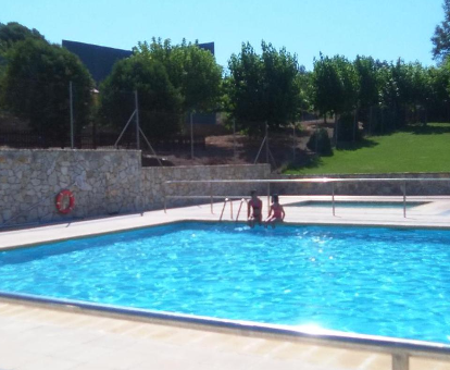 Piscina al aire libre familiar de la casa Cardelina en Camporrells