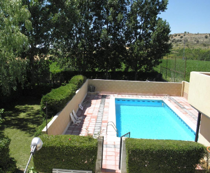 Piscina exterior ubicada en la terraza de la Casa Akay en Zorita