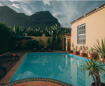 Piscina exterior con hermosa vista hacia las montañas. Casa Rural La Casa Amarilla en Los Silos