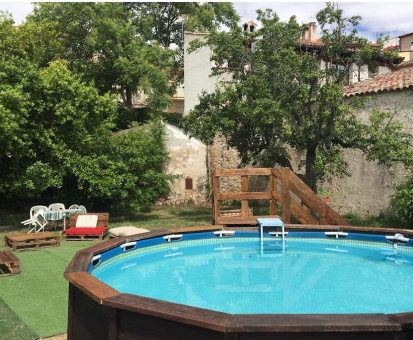 Piscina armable al aire libre y ubicada en pleno jardín de la Casa Rural Andrea en Horche
