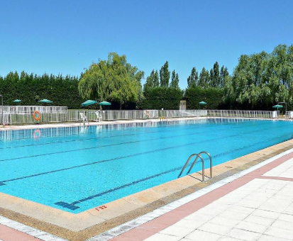 Inmensa piscina olímpica ubicada en el exterior de la Casa Rural Antonio en Vitigudino