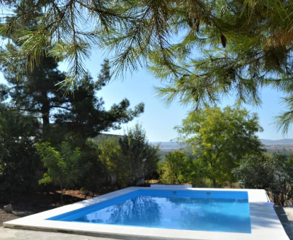 Piscina exterior con impresionante vista hacia las montañas. Casa Rural Consuelo en Las Eras