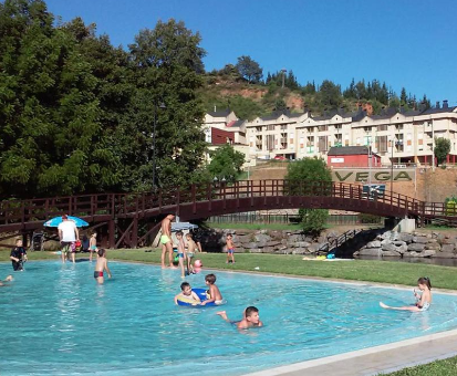 Piscina al aire libre familiar de la Casa de la Playa en Vega de Espinareda