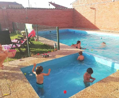 Doble piscina exterior para niños y adultos de la Casa de Pueblo en Babilafuerte