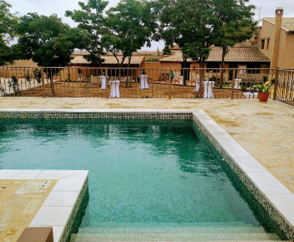Piscina exterior situada en la terraza de La Casa del Corro en Villanueva de San Mancio