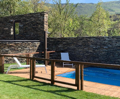Hermosa piscina al aire libre con fantástica vista hacia las montañas y al bosque de Pajares. Casa Rural La Rosaleda