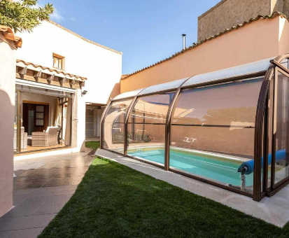 Piscina al aire libre cubierta por lujosas paredes de vidrio en la Casa Ernesto Zamora