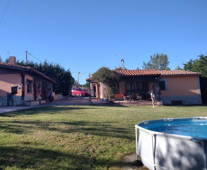 Piscina exterior situada en el jardín de la Casa las Niñas en Quintanaedo