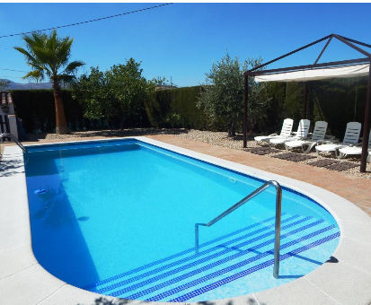 Piscina al aire libre amueblada de la Casa María en Baena