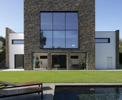 Piscina al intemperie situada en el centro de la floresta de la Casa moderna en Mungia