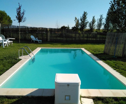 Piscina al aire libre ubicada en pleno vergel de las Casas Olmo en Salamanca