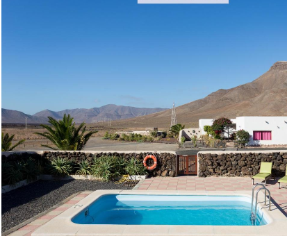 Piscina al aire libre con impresionante vista a las montañas aridas de Teguitar. Casa Pilar en Teguitar