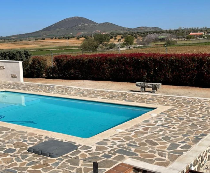 Piscina al aire libre con fabulosa vista hacia las montañas y al llano de Mazarambroz, Casa Pinto