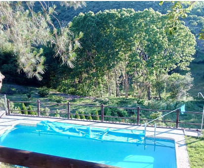 Hermosa piscina exterior localizada a pie de montaña en la Casa Rural Quiroga en Portela