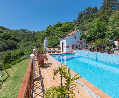 Amplia piscina rectangular ubicada en una hermosa colina. Finca Casas Nanitas en Moya