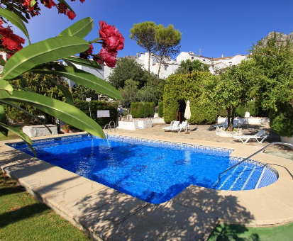 Fabulosa piscina rodeada de un hermoso jardín en las Casitas de la Sierra Montejaque