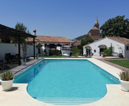 Piscina semi rectangular exterior de la Casona Del Duende en Alájar 