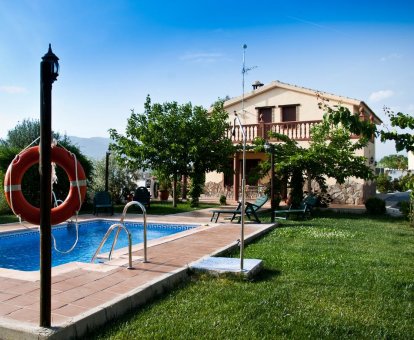 Fabulosa piscina al aire libre con vista hacia el denso bosque de Pozo Alcón. Casa Rural Cazorla-Alcón