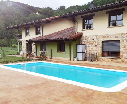 Piscina rectangular exterior con vista a las montañas del Chalet en Areataza