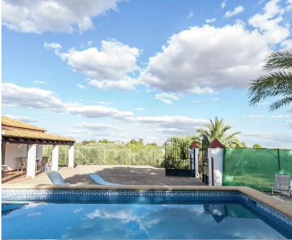 Hermosa piscina con hermosa vista hacia el campo de posadas. Chalet Charming Cottage