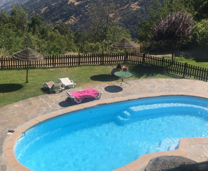 Piscina al aire libre con vista hacia el valle de Capileira Casa Cortijo Catifalarga Alpujarra