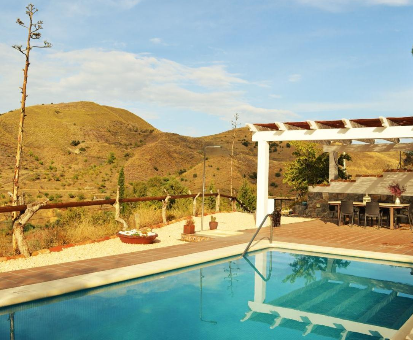 Piscina exterior situada en la terraza de la casa Cortijo Claudia en Taberno