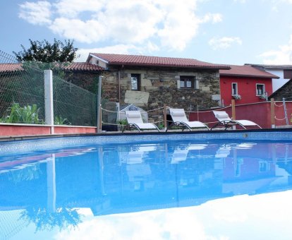 Piscina al aire libre de la Aldea Rural A Cortiña en Pepín
