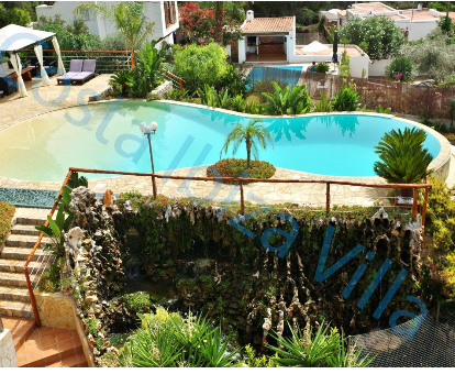 Piscina exterior ubicada en el centro del jardín de la villa Costa Ibiza en Talamanca 