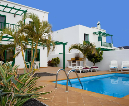 Piscina al aire libre ubicada al lado del jardín de la Villas Costa Papagayo en Playa Blanca