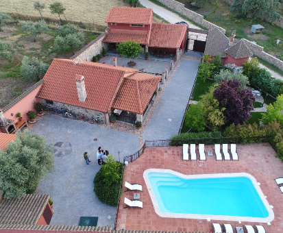 Piscina ubicada en terraza muy cerca del jardín de la Casa La Costanilla de los angeles en Navalcan 