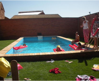 Piscina situada en el patio de la Casa Rural Crisalva en Granátula de Calatrava